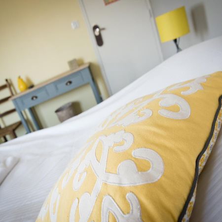 Logis Hotel Restaurant Le Relais Fleuri Vervins Екстериор снимка